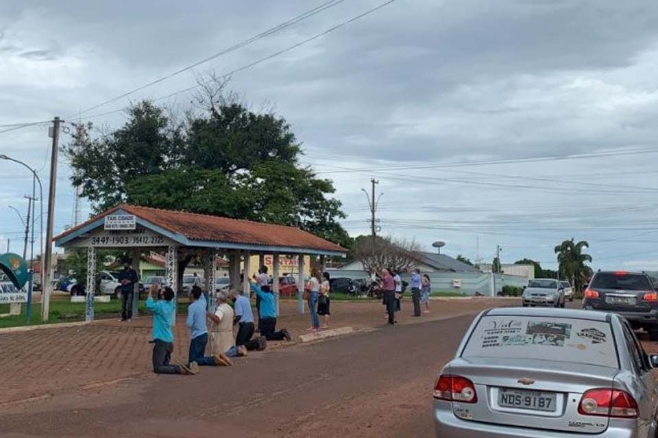 Distantes e de máscaras, pastores se reúnem para orar em frente a hospital municipal 