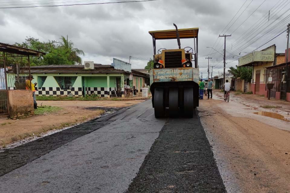 Serviços de recapeamento contemplam rua Petrolina; cerca de 900 metros da via passam por recuperação asfáltica