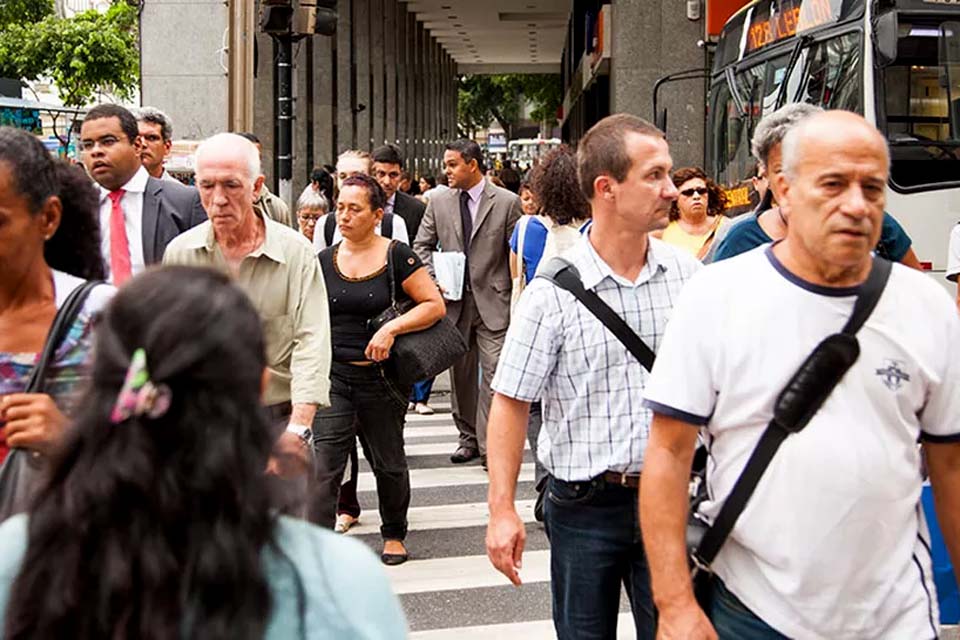 Dados do IBGE mostram que expectativa de vida do brasileiro sobe de 76,8 para 77 anos