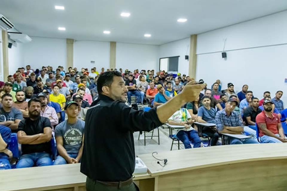 Com apoio da Prefeitura e da Câmara, 210 alunos concluem curso de operadores de máquinas pesadas