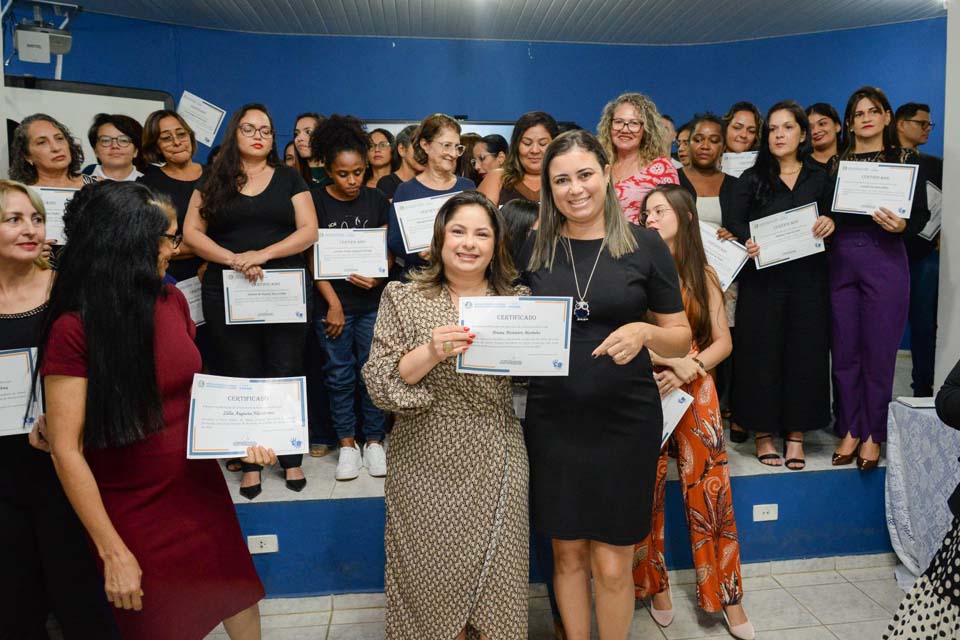 Semed realiza formatura do curso básico de Libras