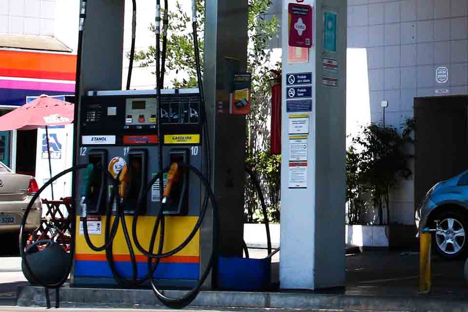 ANP: preço médio do litro de gasolina no país é de R$ 7,26