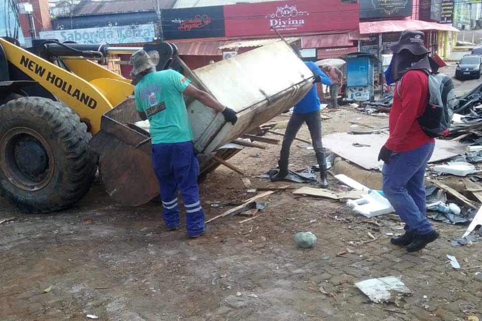 Prefeitura está limpando a Praça Jonathas Pedrosa após a saída dos comerciantes