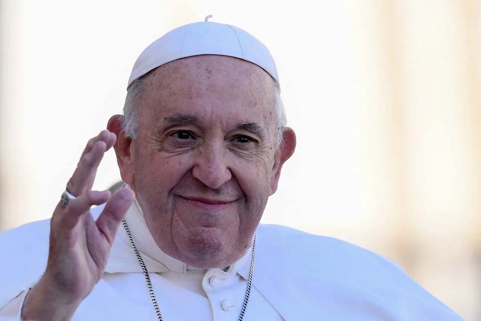 Mulheres trans “são filhas de Deus”, diz papa Francisco em entrevista