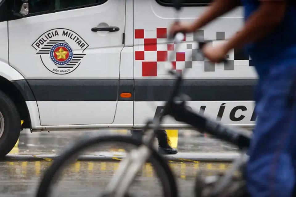 Governo de SP condena abordagem em que policial derruba motociclista