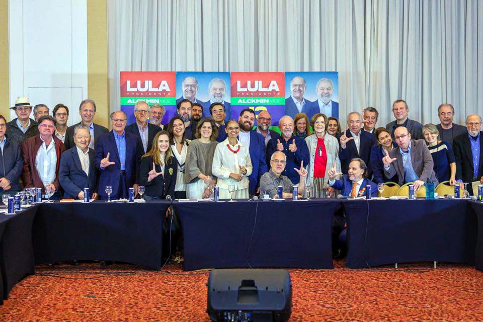 Lula recebe apoio de personalidades da sociedade civil