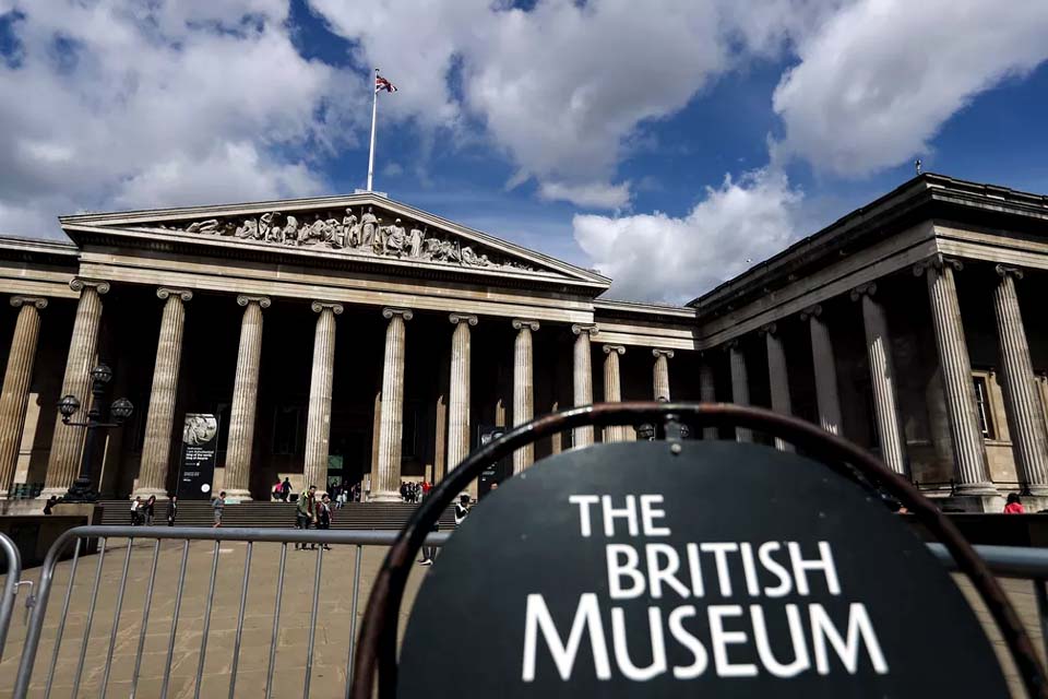 Museu Britânico exibe o busto de seu fundador explicando seu passado escravocrata