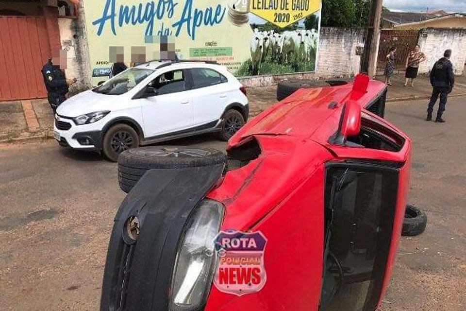 Saveiro tomba após atingir veículo no bairro 5ºBEC em Vilhena