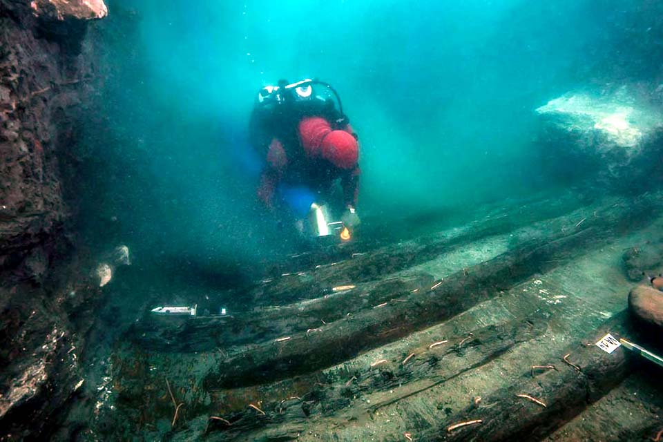 Egito encontra antigo navio militar e covas gregas em cidade submersa