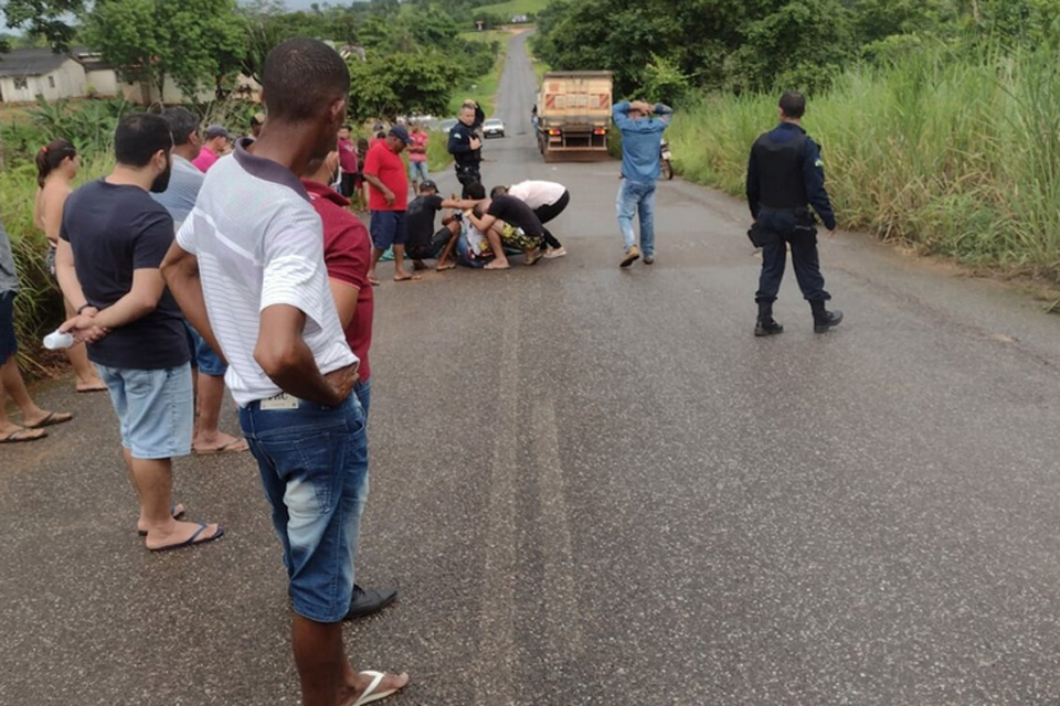 Mulher morre após cair de moto e ser atropelada por caminhão 