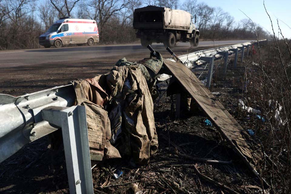 Rússia lança nova salva de mísseis contra Ucrânia, causando mortes e apagões