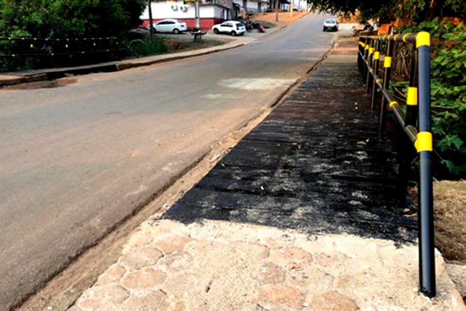 Prefeitura da Estância Turística constrói novas passarelas no bairro Alvorada