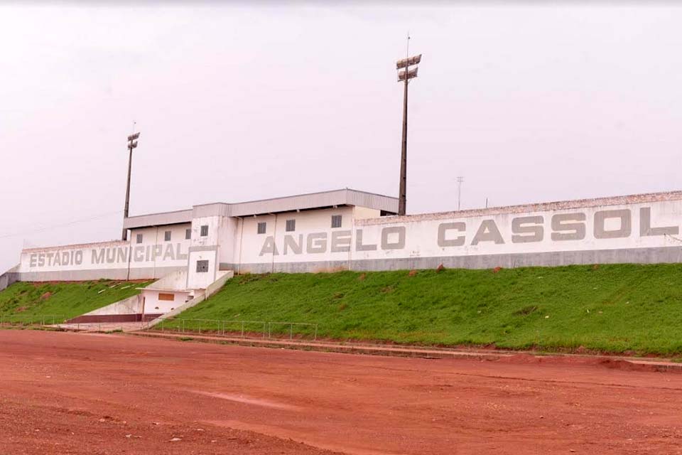 Rolim de Moura: Estádio “Cassolão “terá nova iluminação e arquibancada