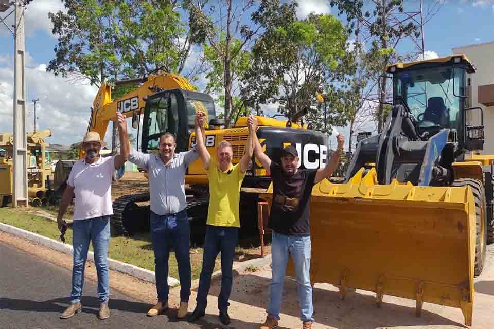 Luizinho Goebel entrega escavadeira hidráulica, pá carregadeira e equipamentos agrícolas para Seringueiras