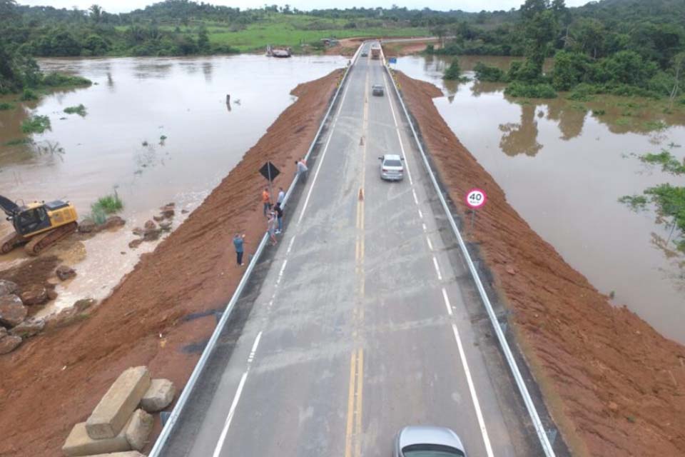 Estrutura da ponte do rio Jamari não foi afetada e trânsito continua liberado na RO-459