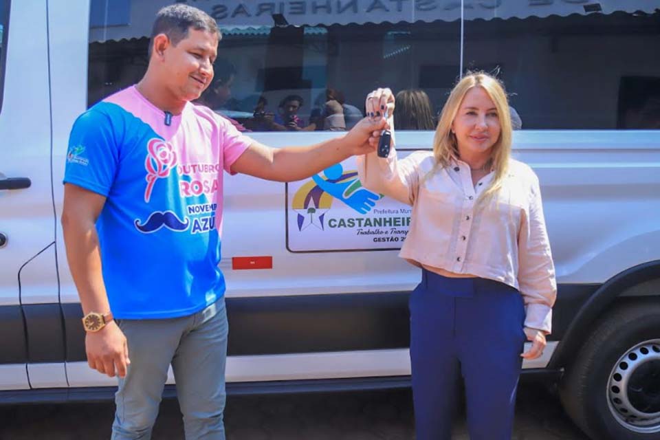 Ieda Chaves entrega van para transporte de pacientes em Castanheiras e anuncia recurso