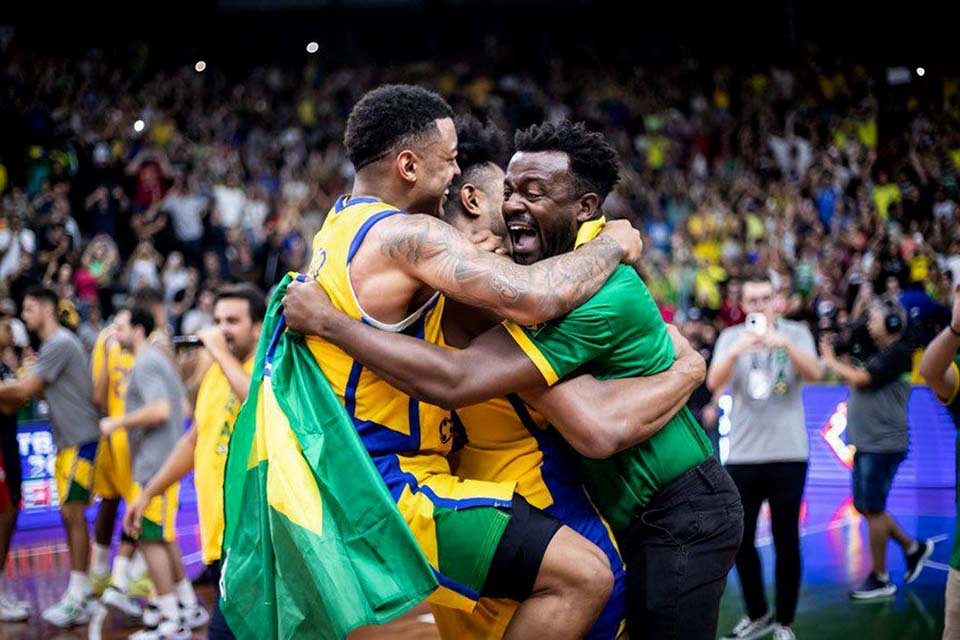 Brasil assegura vaga no Mundial de basquete 2023 com vitória sobre EUA