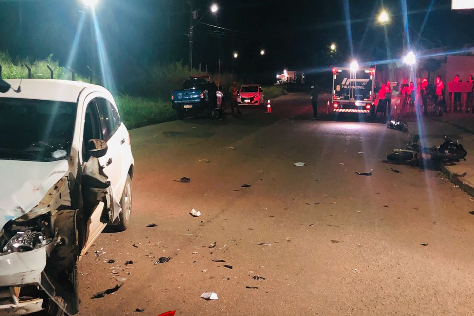 Jovem morre em colisão entre carro e moto na Estrada do Japonês