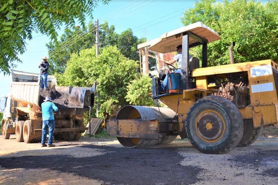 Secretaria Municipal de Obras e Serviços Públicos realiza operação tapa buracos de ruas e avenidas