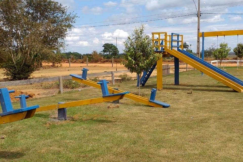 Prefeitura instala kit playground e academia ao ar livre no Distrito Joelândia