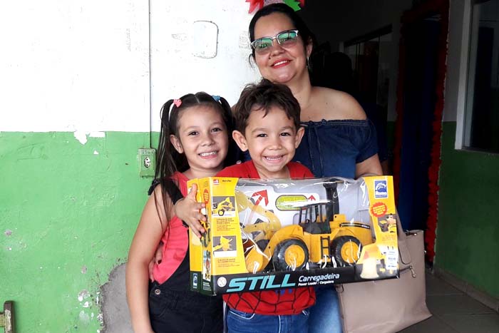 Papai Noel dos Correios entrega presentes para mais de 180 alunos 