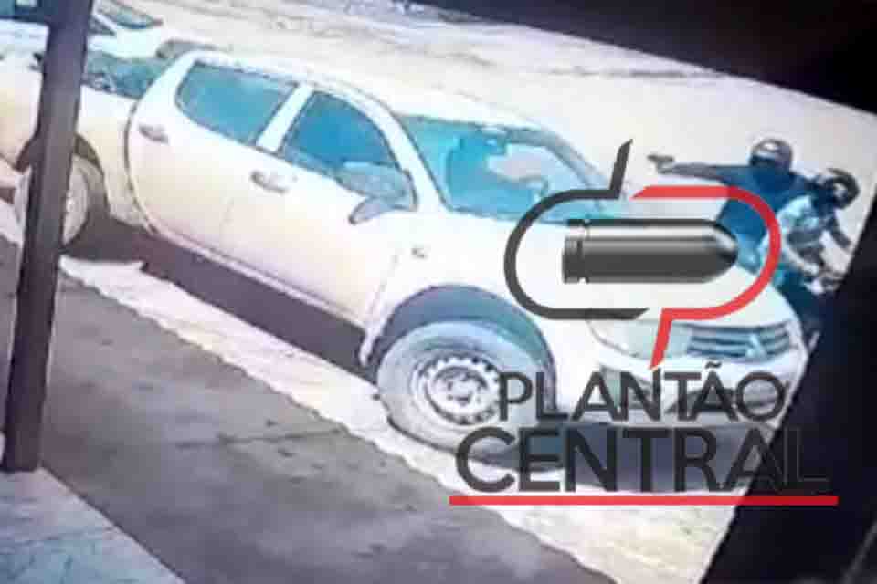 Homem é executado dentro de caminhonete enquanto esperava esposa