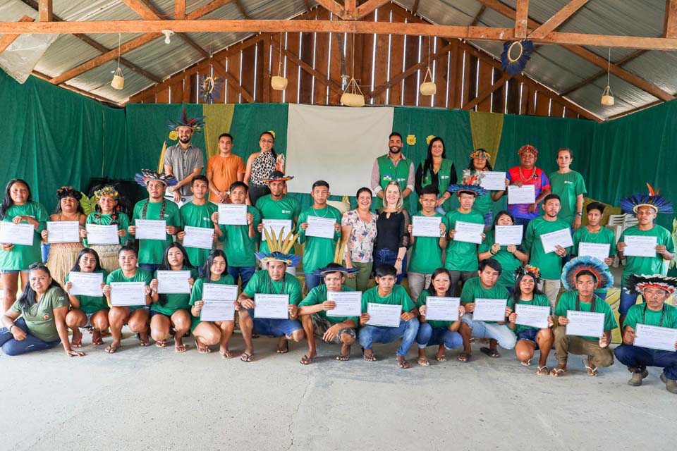 Prefeitura de Ji-Paraná entregam certificados para indígenas araras; 60 índios participaram dos cursos