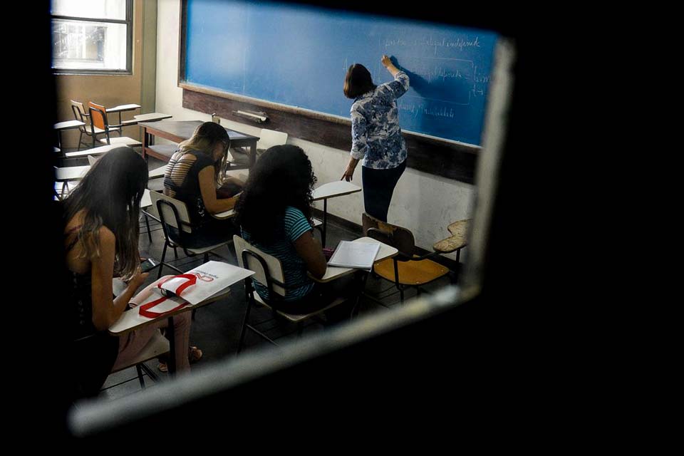 Pesquisa revela principais motivos de brasileiros abandonarem a escola 