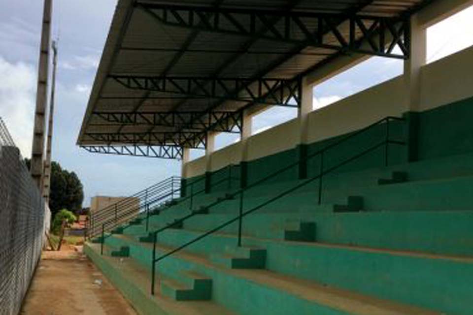 Arquibancada é construída no Estádio Municipal de Buritis