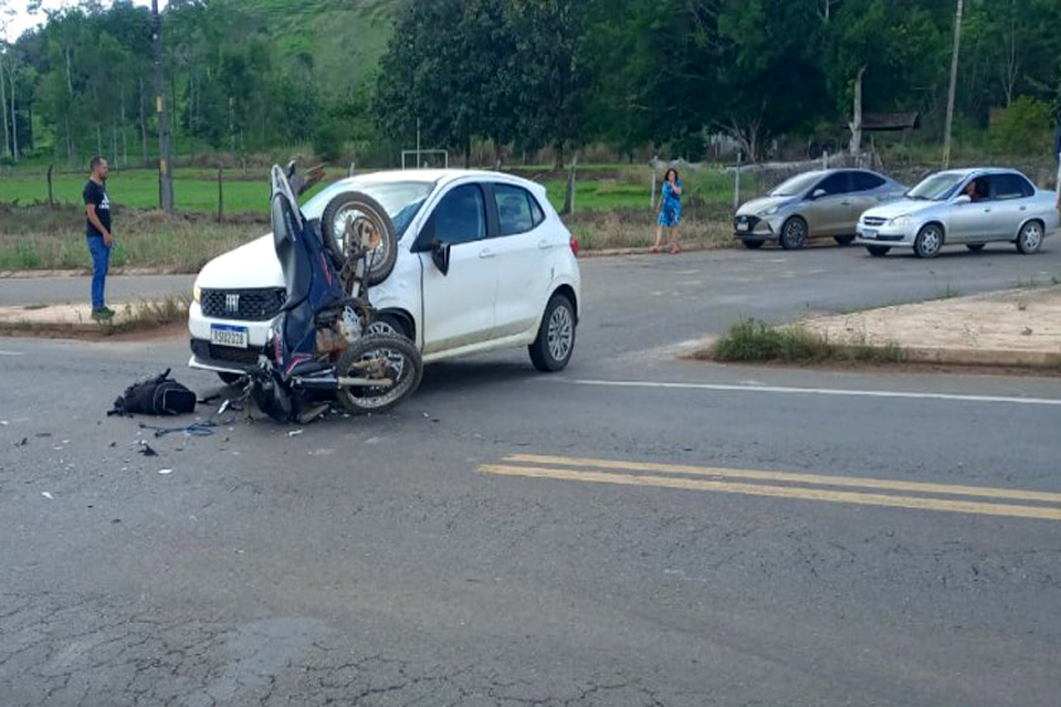 Acidente no trevo da BR- 364 deixa motociclista ferido