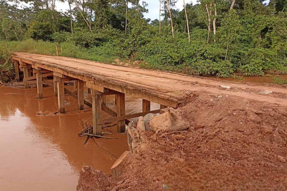 Manutenção em ponte de madeira na RO-490, em Alto Alegre dos Parecis, é realizada pelo governo