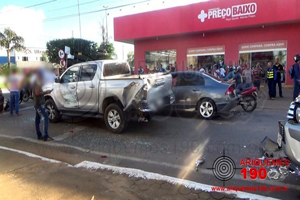 Seis veículos se envolvem em acidente na Avenida Tancredo Neves em Ariquemes