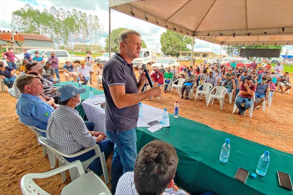 Deputado Estadual Luizinho Goebel participa de entrega de calcário para produtores rurais de Vilhena