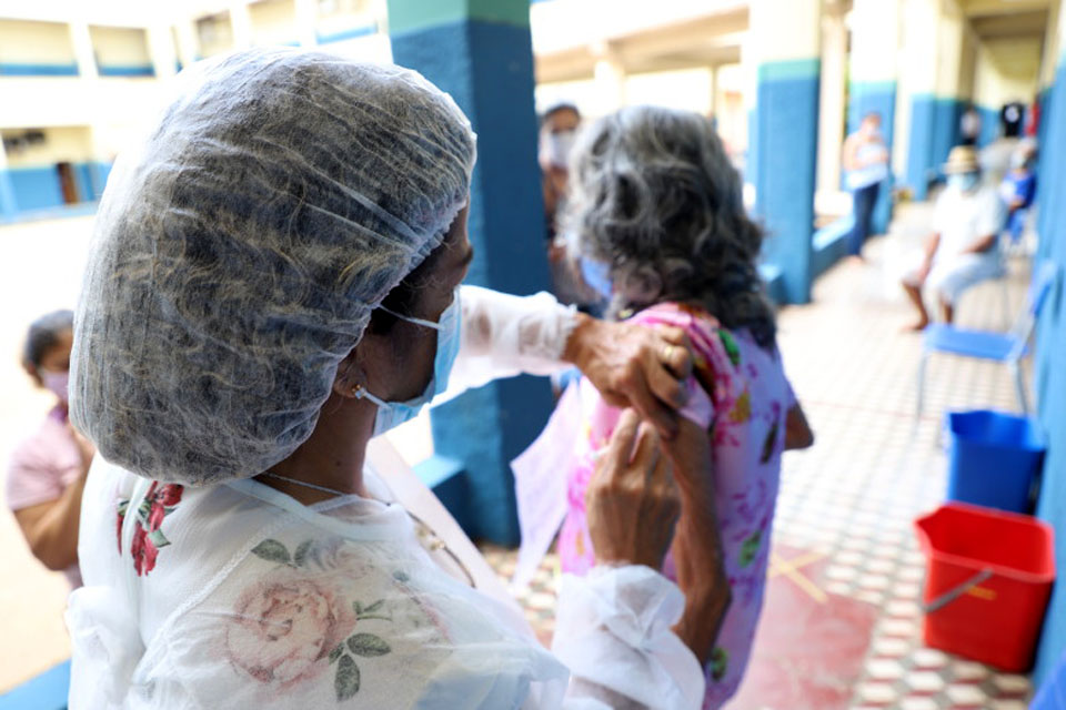 Esperança marca a vida de quem recebe a vacina contra a Covid-19 em Porto Velho