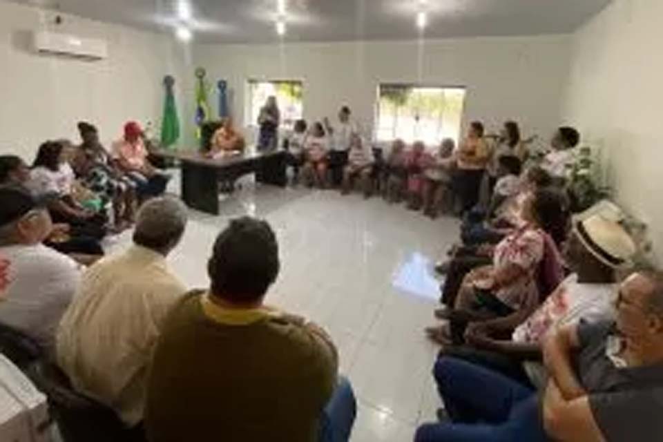 Grupo da Melhor Idade visita prefeita Valéria Garcia para agradecer passeio em MT