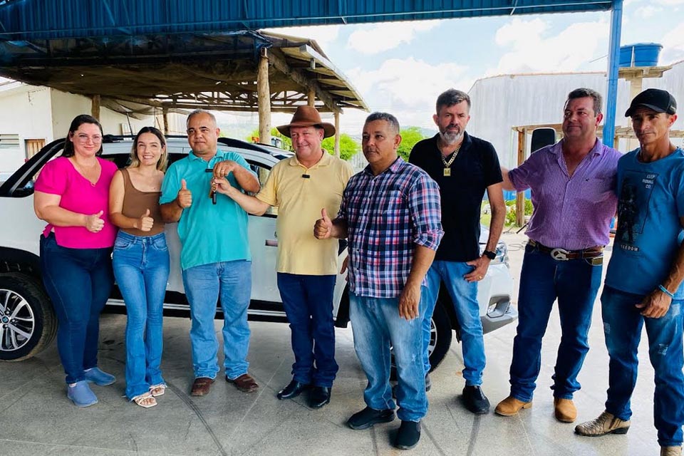 Deputado Pedro Fernandes entrega veículo para fortalecer Secretarias em Campo Novo de Rondônia