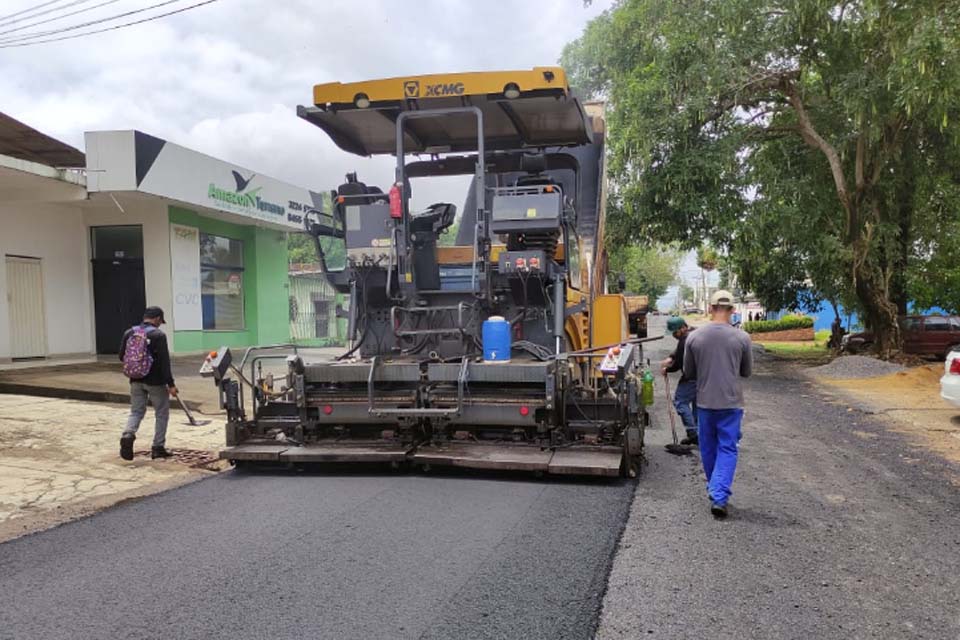 Rua Getúlio Vargas recebe recapeamento; obra proporciona um trânsito mais seguro à região central da Capital