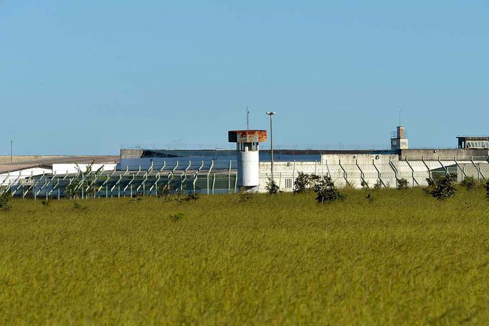 Dezessete presos fogem  de penitenciária do Distrito Federal