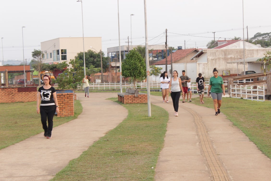 Moradores aproveitam estrutura da Praça da Baixada para diversão, exercícios e bate-papo