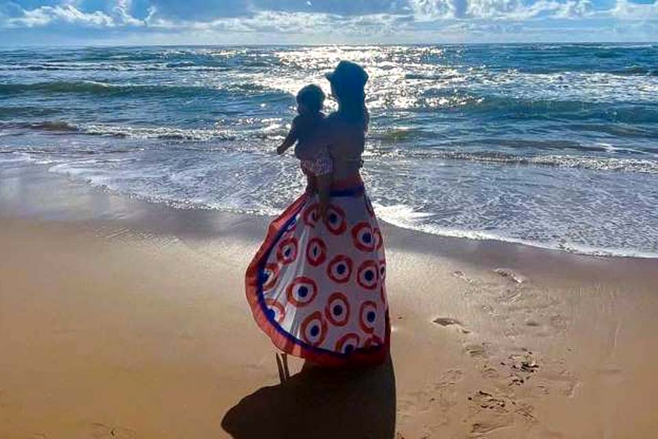 Marília Mendonça combina look de praia com o filho, Léo, de 1 ano: 'Amor'