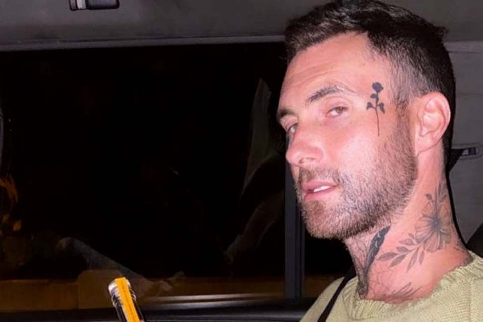 Após dar um susto em fãs, Adam Levine nega que tenha feito tatuagem no rosto