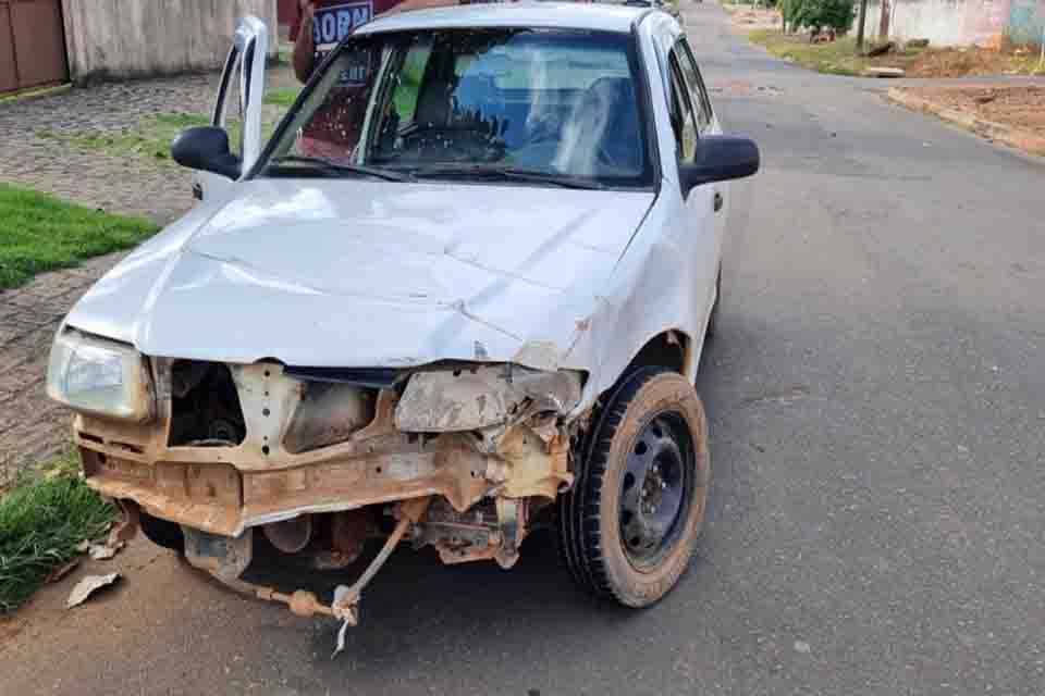 Gol perde freio e colide com caminhão em cruzamento