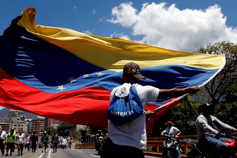 EUA querem saída de Maduro e Juan Guaidó diz que regime se contradiz