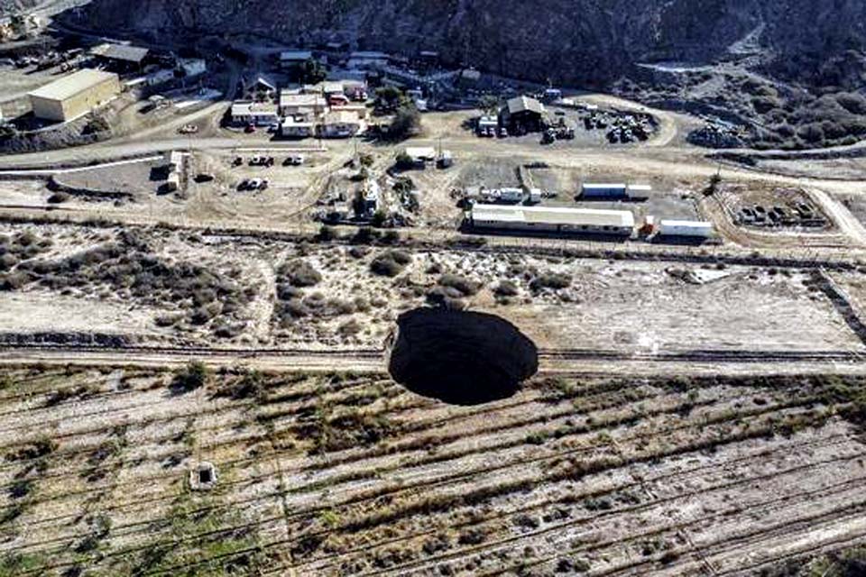 Chile alerta que área em torno de cratera gigante no Atacama tem alto risco de colapso