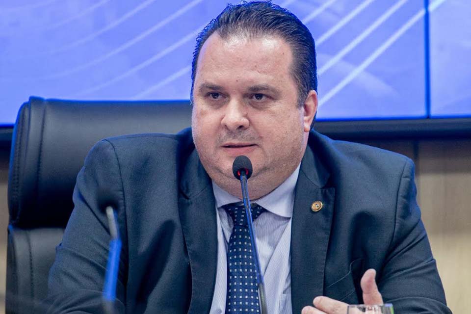 Deputado Luís do Hospital conhece a produção cacaueira em Buritis