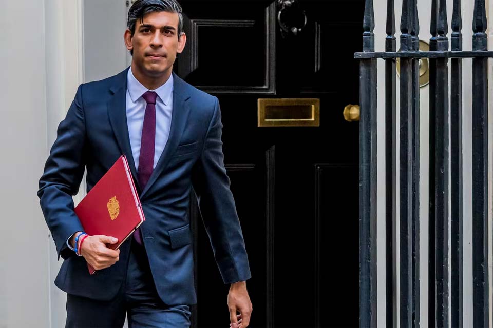 Rishi Sunak evita criticar Johnson na abertura da corrida por Downing Street