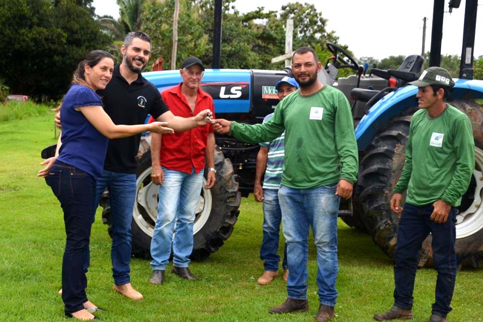 Prefeitura entrega trator agrícola por meio de chamamento público aos agricultores da APRONA