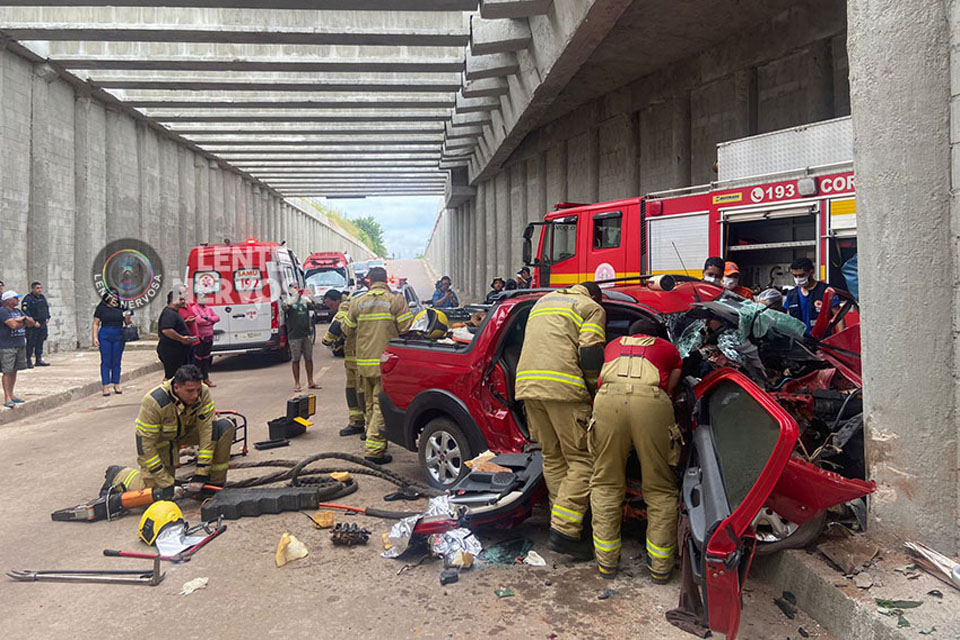 Irmãos morrem presos às ferragens de veículo em grave acidente em Porto Velho