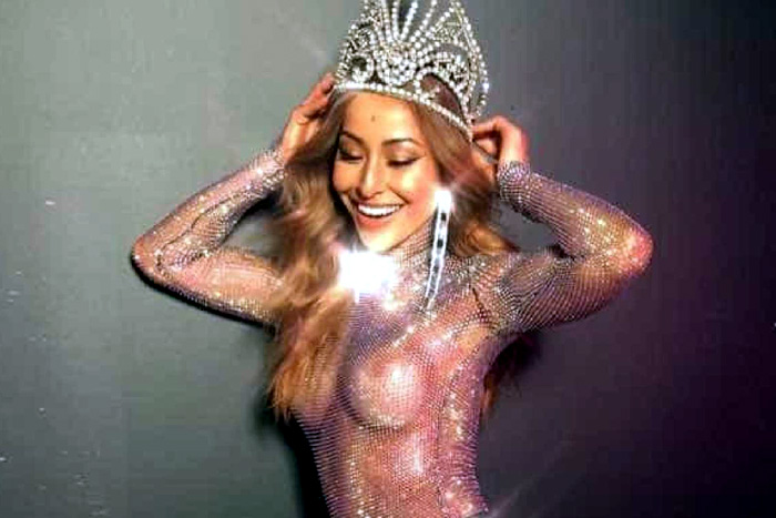 De coroa e top transparente, Sabrina Sato brilha em ensaio de carnaval