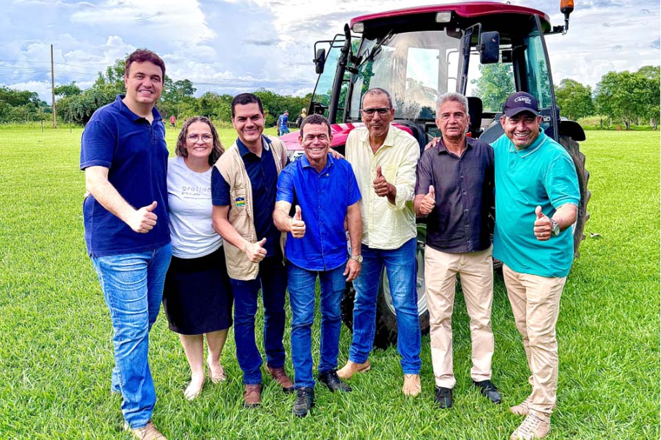 Deputado Cássio Gois celebra aniversário de Rondônia com entrega de trator a agricultores de Cacoal